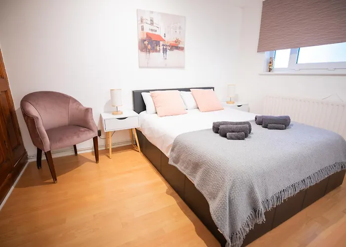 Bright And Spacious One Bedroom Apparment, Free Parking